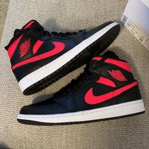 Air Jordan 1 Mids NEW- Siren Red